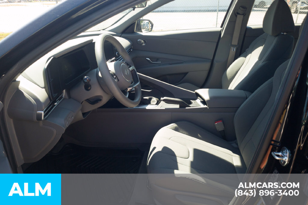 Certified 2026 Hyundai Elantra SE w/ Cargo Package FWD image 6