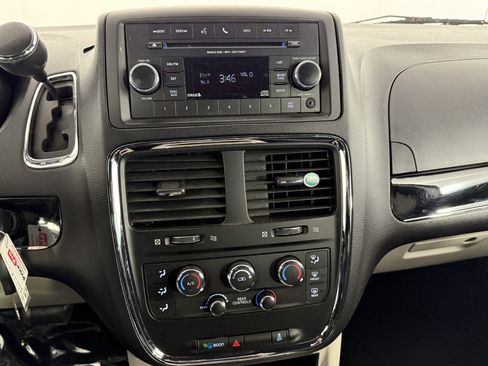 Used 2017 Dodge Grand Caravan SXT image 21
