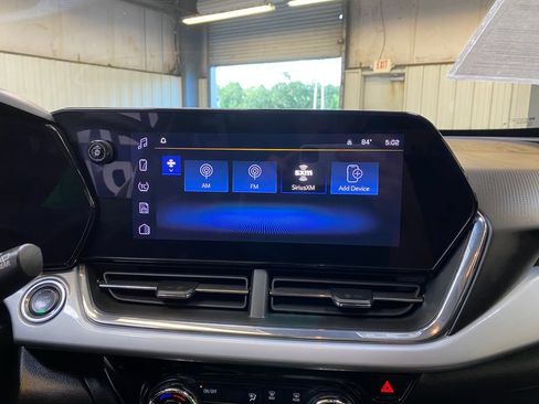 Used 2025 Chevrolet Trax LT FWD image 37