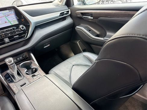 Used 2021 Toyota Highlander Limited image 25