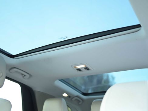 Used 2018 Land Rover Discovery SE image 18