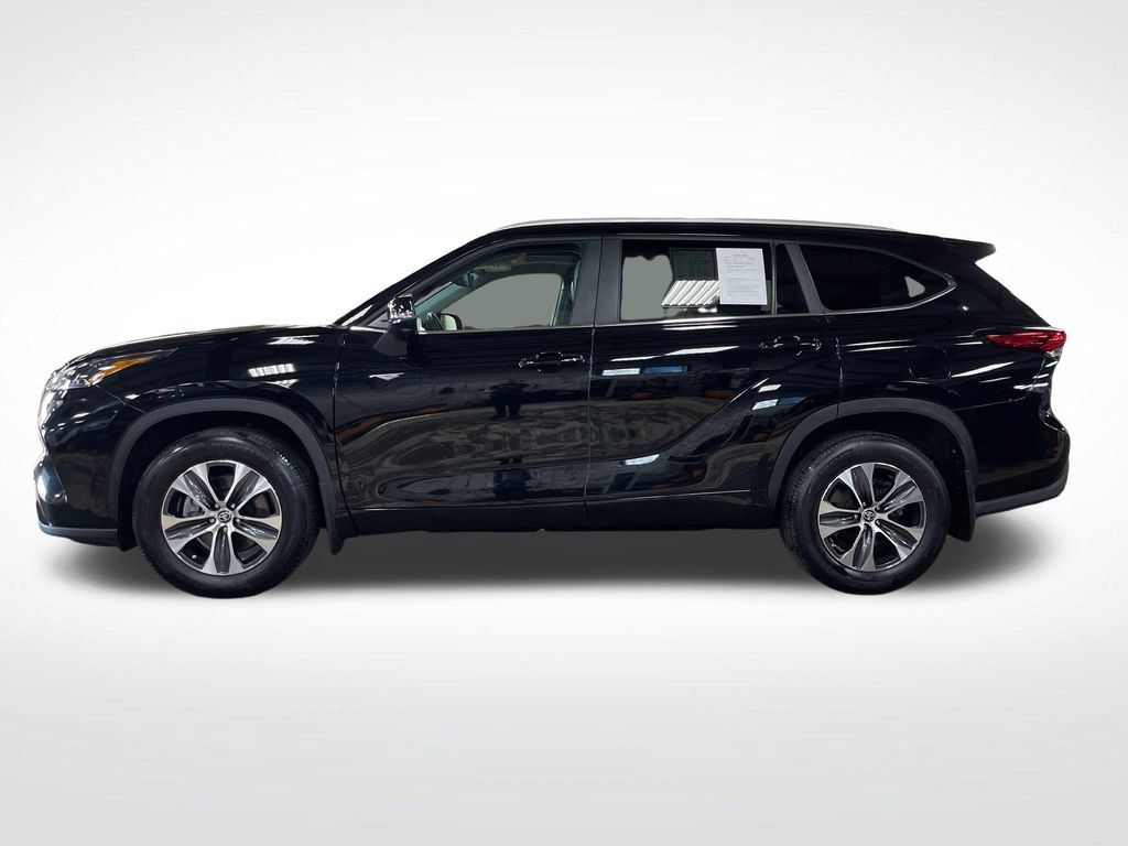 Used 2023 Toyota Highlander XLE AWD/4WD image 2