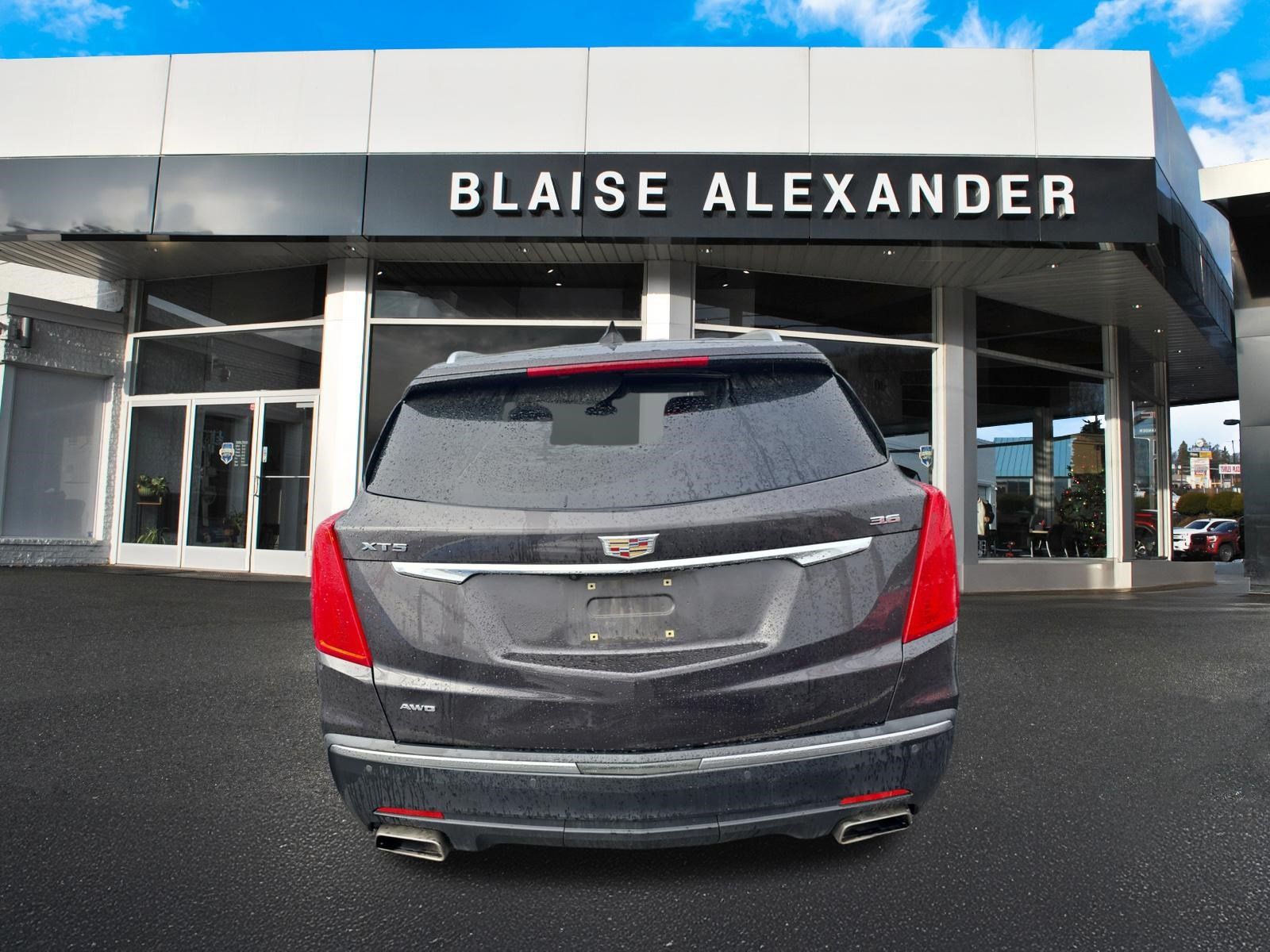Used 2018 Cadillac XT5 Premium Luxury w/ Driver Assist Package AWD/4WD image 3