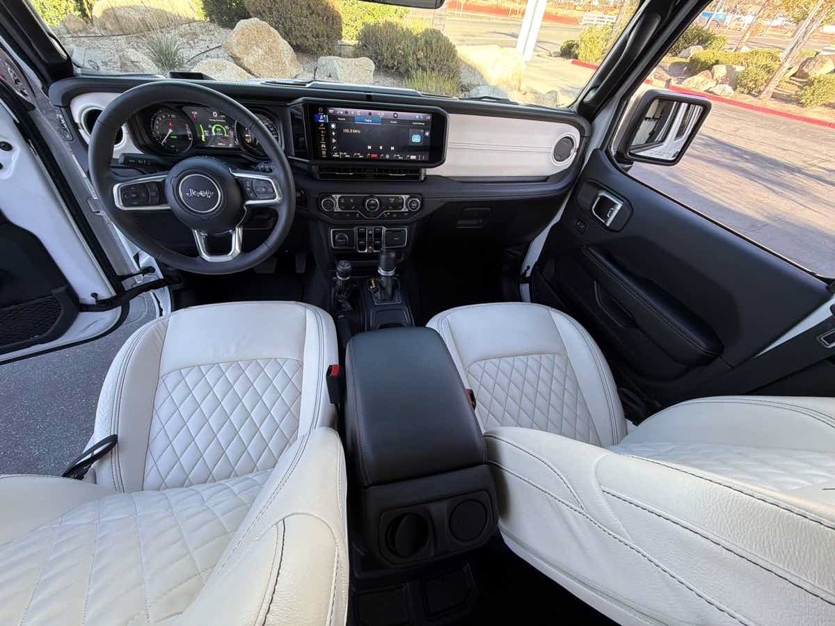 Used 2024 Jeep Wrangler Unlimited Sahara w/ Technology Group AWD/4WD image 6