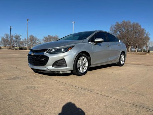 Used 2019 Chevrolet Cruze LT FWD image 3