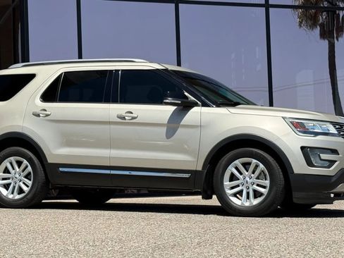 Used 2017 Ford Explorer XLT FWD image 16