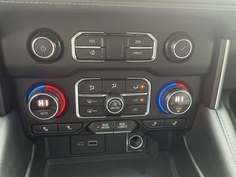 Used 2021 Chevrolet Tahoe Z71 w/ Z71 Signature Package image 16