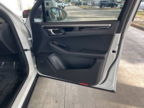 Used 2022 Porsche Macan AWD/4WD image 23