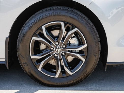 Used 2025 Toyota Sienna Platinum AWD/4WD image 9