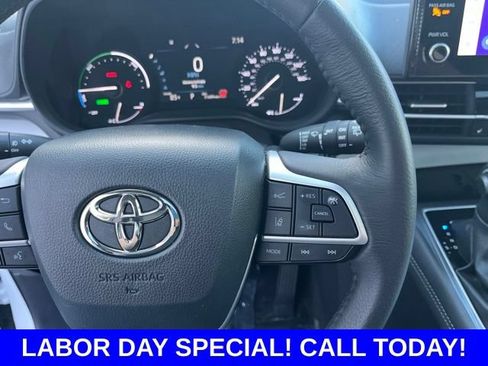 Used 2025 Toyota Sienna XLE FWD image 18