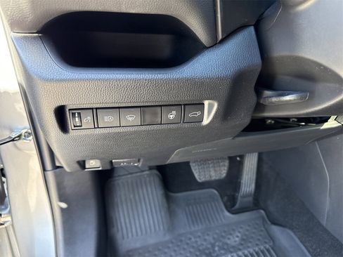 Used 2022 Toyota RAV4 SE w/ Convenience Package image 17