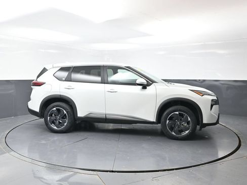 Used 2025 Nissan Rogue SV AWD/4WD image 3