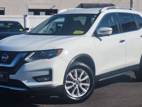Used 2017 Nissan Rogue SV w/ SV Premium Package AWD/4WD image 2