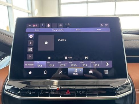 Used 2024 Jeep Compass Limited image 19