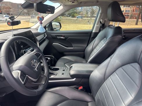 Used 2023 Toyota Highlander XLE image 11