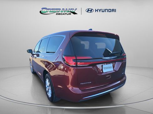 Used 2023 Chrysler Pacifica Touring-L image 5