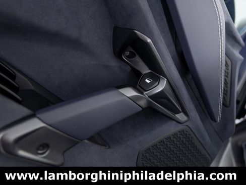 Used 2025 Lamborghini Revuelto image 11