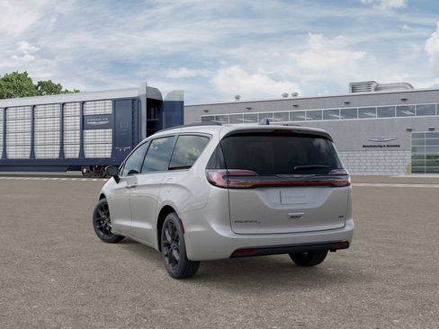 New 2026 Chrysler Pacifica Select image 3