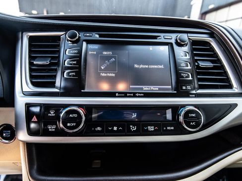 Used 2019 Toyota Highlander XLE image 25