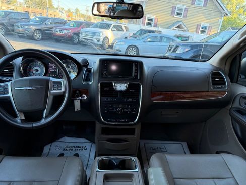 Used 2013 Chrysler Town & Country Touring image 12