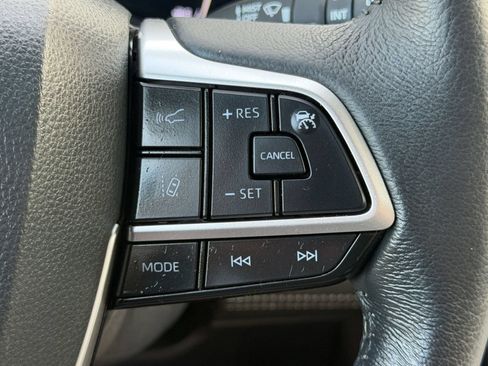 Used 2025 Toyota Sienna XLE FWD image 18