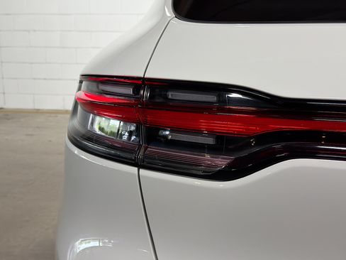 Certified 2026 Porsche Macan AWD/4WD image 11