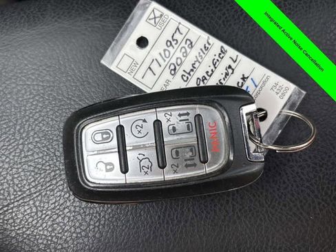 Used 2022 Chrysler Pacifica Touring-L w/ Uconnect Theater Family Group FWD image 23