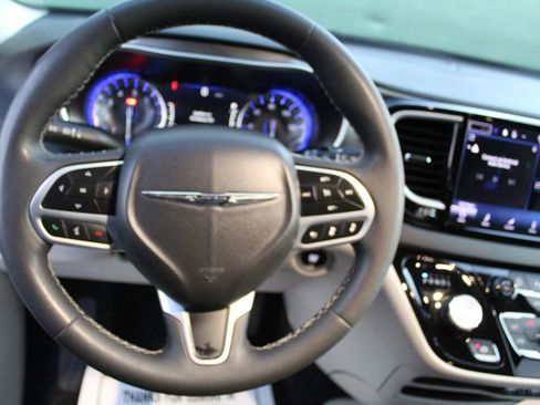 Used 2023 Chrysler Pacifica Touring-L image 21