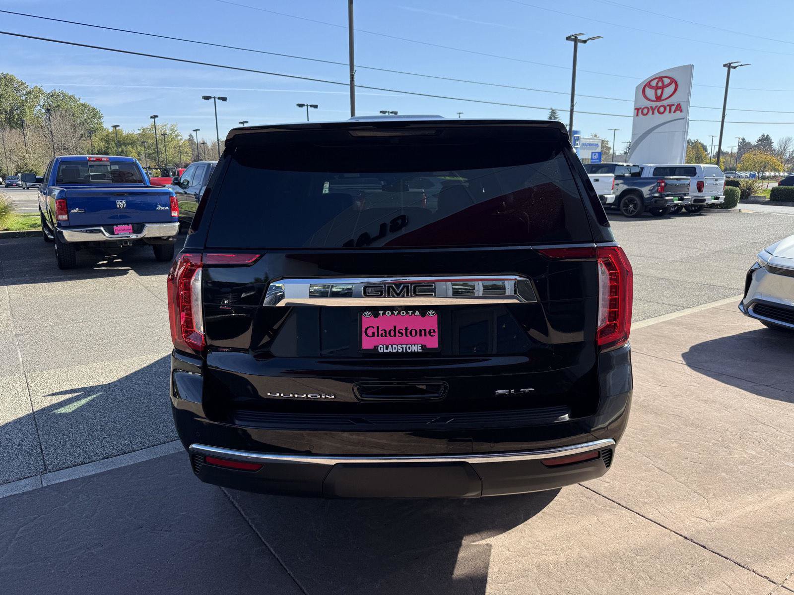 Used 2024 GMC Yukon SLT w/ SLT Luxury Package AWD/4WD image 5