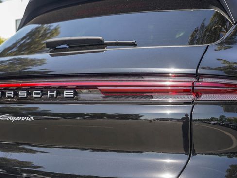 Used 2024 Porsche Cayenne AWD/4WD image 7