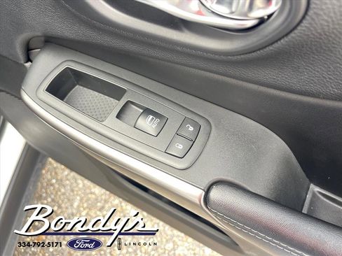 Used 2019 Jeep Cherokee Limited w/ Luxury Group image 19