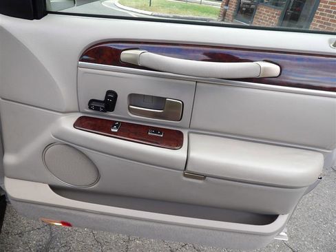 Used 2007 Lincoln Town Car Signature image 17