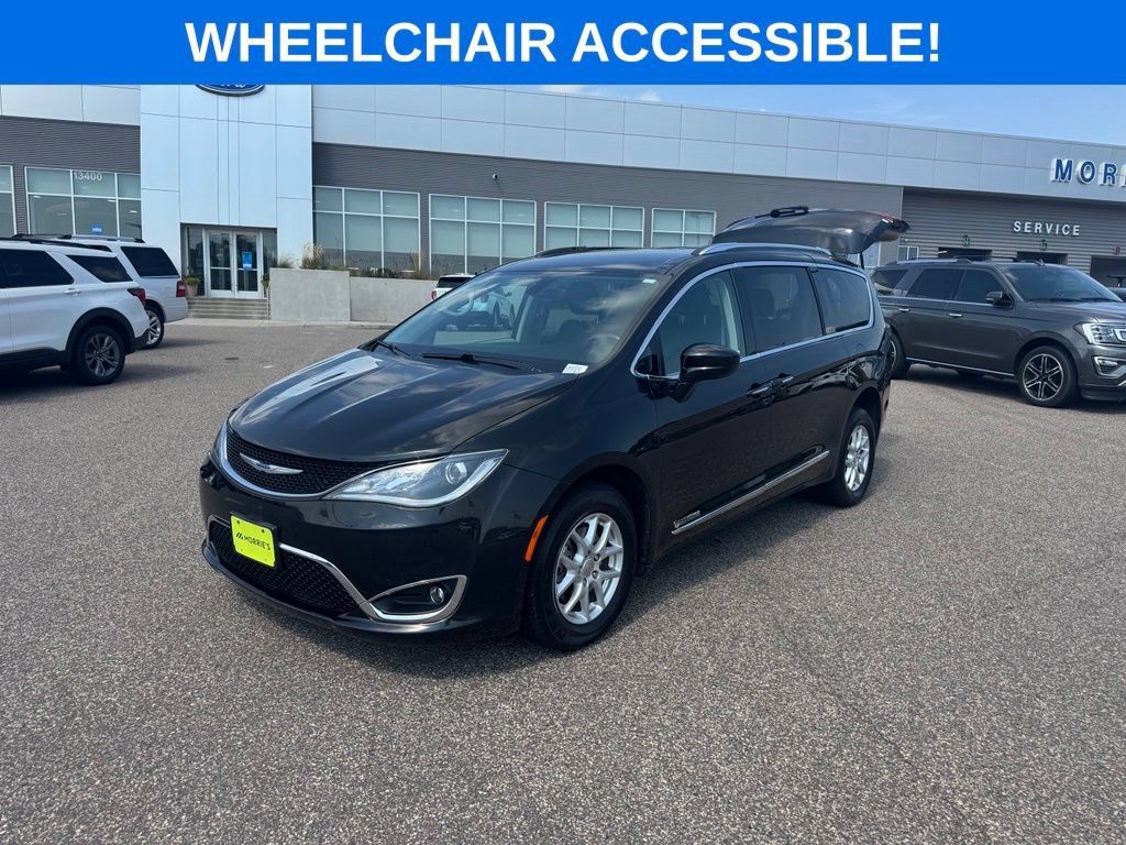 Used 2020 Chrysler Pacifica Touring-L FWD image 2
