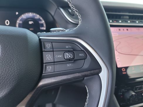 Used 2025 Jeep Grand Cherokee Limited w/ Black Appearance Package RWD image 29