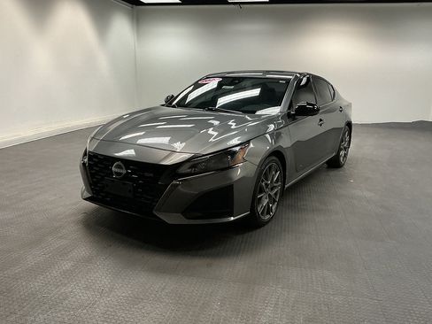 Used 2024 Nissan Altima 2.0 SR FWD image 1
