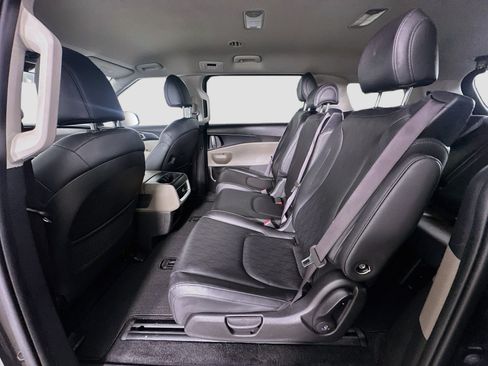 Used 2025 Kia Carnival FWD image 29