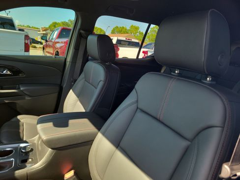 Used 2023 Chevrolet Traverse RS FWD image 14