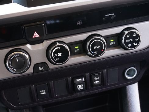 Used 2018 Toyota Tacoma SR5 AWD/4WD image 17