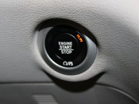 Used 2023 Chrysler Pacifica Limited FWD image 48