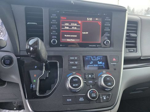 Used 2018 Toyota Sienna XLE image 10