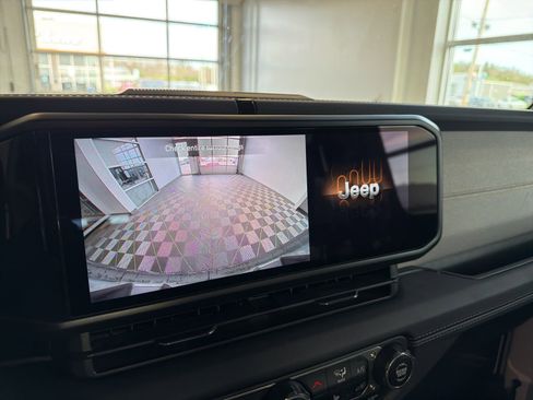 Used 2024 Jeep Wrangler Unlimited Sahara AWD/4WD image 26
