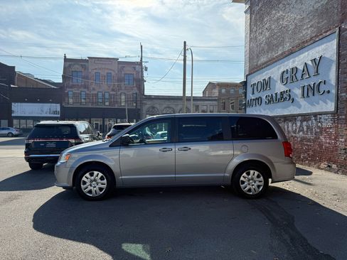 Used 2018 Dodge Grand Caravan SE w/ UConnect Hands-Free Group image 5