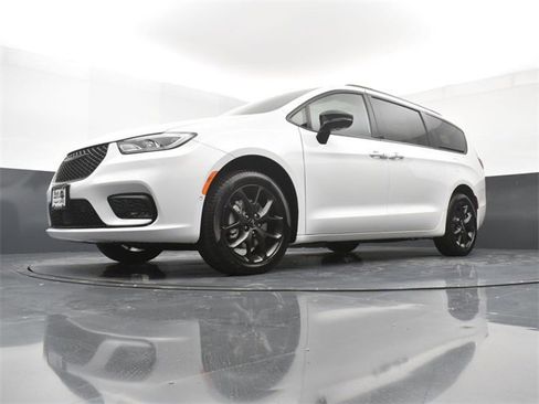 Used 2024 Chrysler Pacifica Limited w/ S Appearance Package image 15