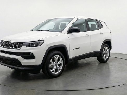 Used 2025 Jeep Compass Latitude AWD/4WD image 3
