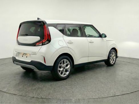 Used 2025 Kia Soul LX w/ LX Technology Package FWD image 9