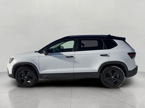 Used 2025 Volkswagen Taos SE AWD/4WD image 4