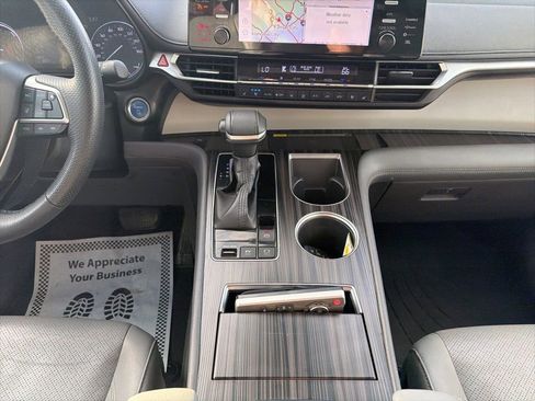 Used 2021 Toyota Sienna Limited image 15