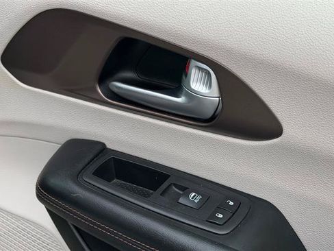 Used 2018 Chrysler Pacifica Touring-L FWD image 33