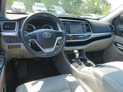 Used 2016 Toyota Highlander XLE AWD/4WD image 10