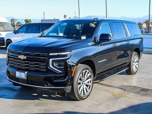Used 2025 Chevrolet Suburban High Country AWD/4WD image 4